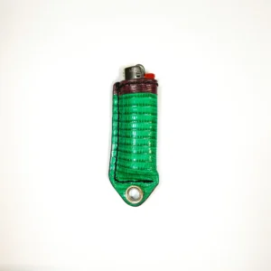 Étui à briquet en cuir de lézard avec œillet vert